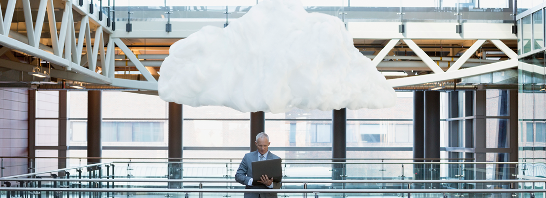 Homem com laptop e nuvem sobre a cabeça